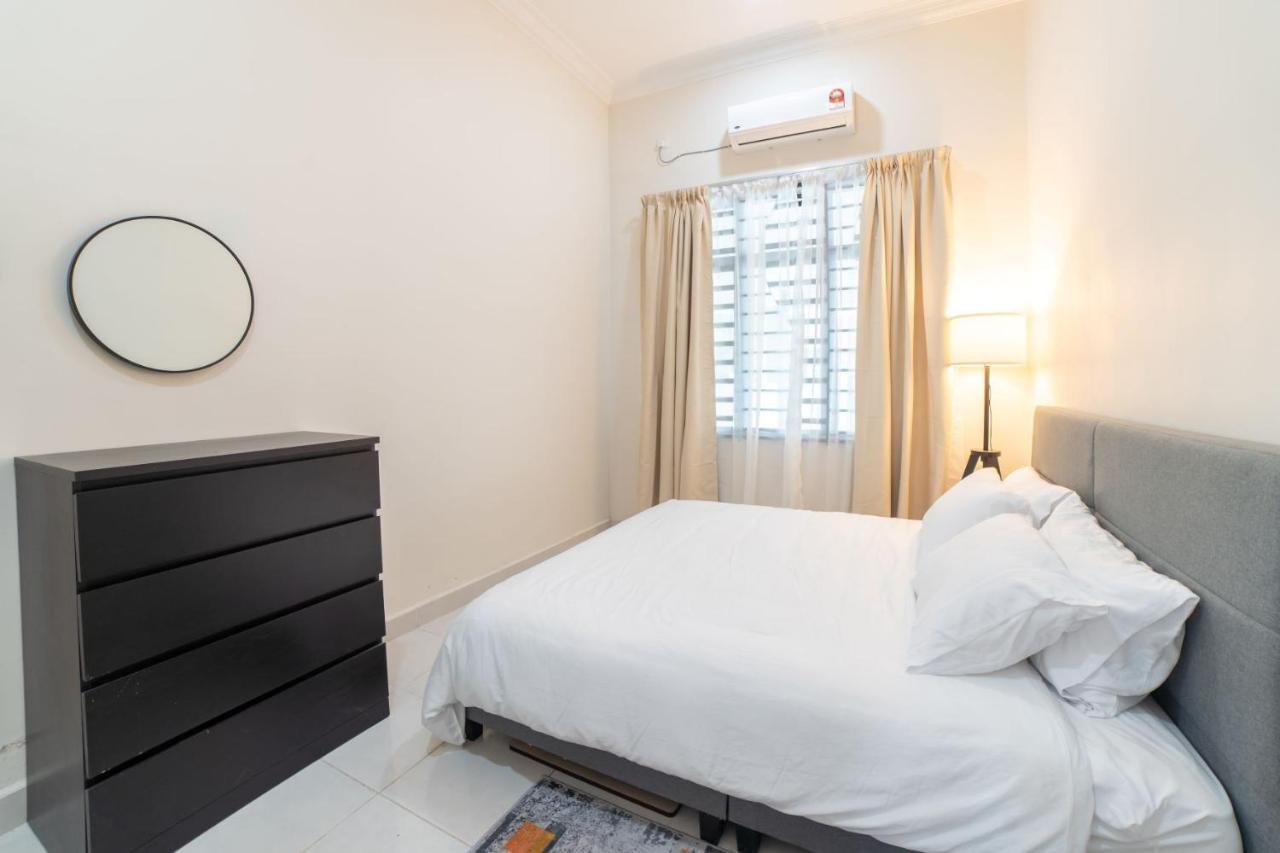 Hilmera Guesthouse Куантан Екстериор снимка