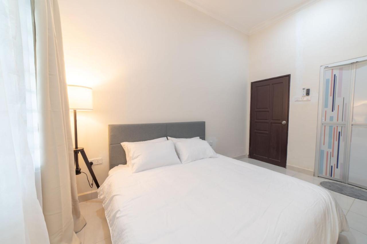 Hilmera Guesthouse Куантан Екстериор снимка