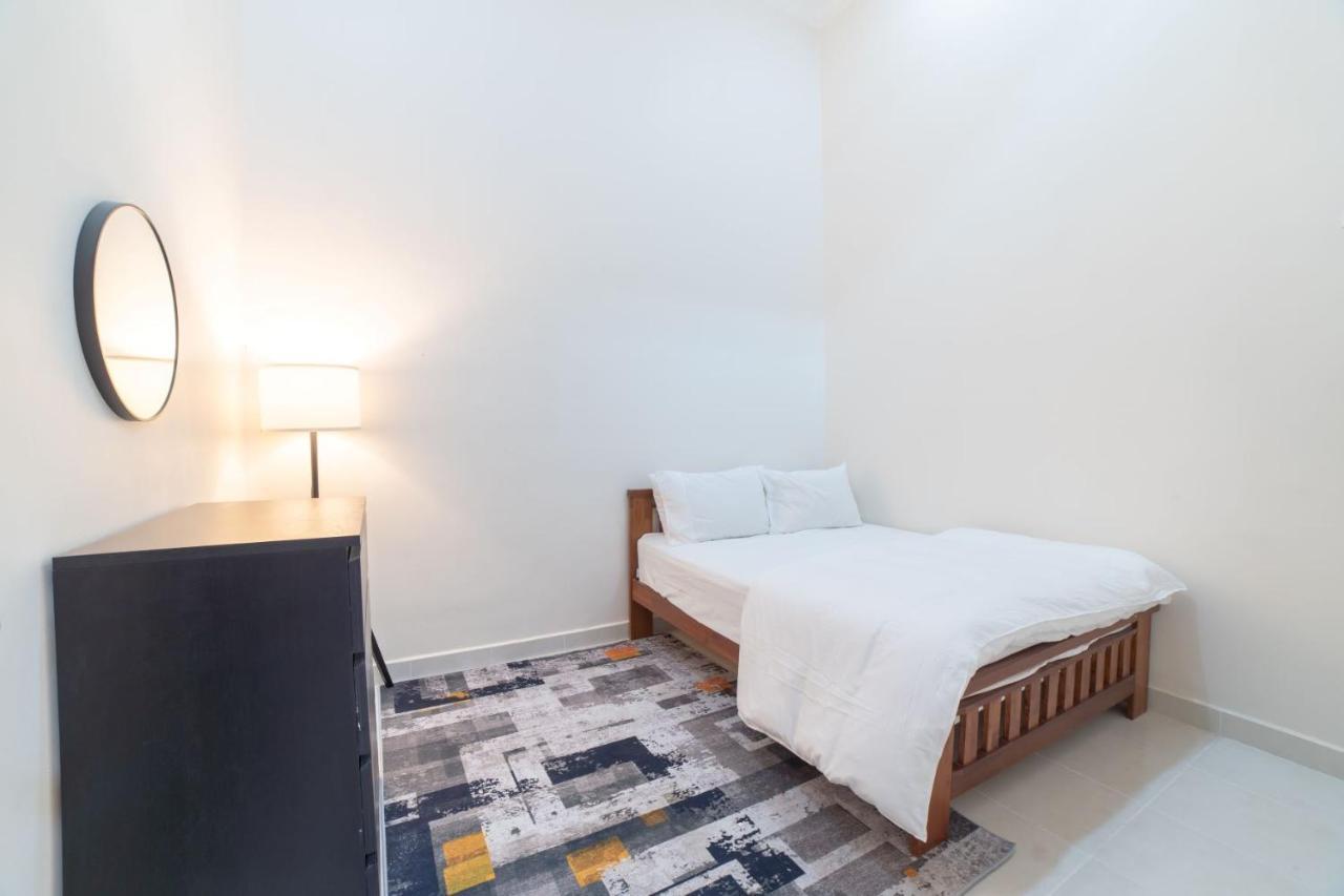 Hilmera Guesthouse Куантан Екстериор снимка