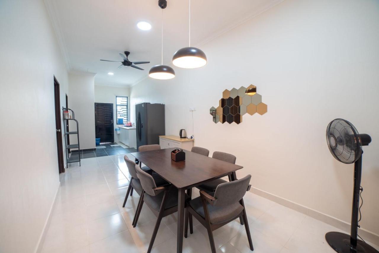 Hilmera Guesthouse Куантан Екстериор снимка